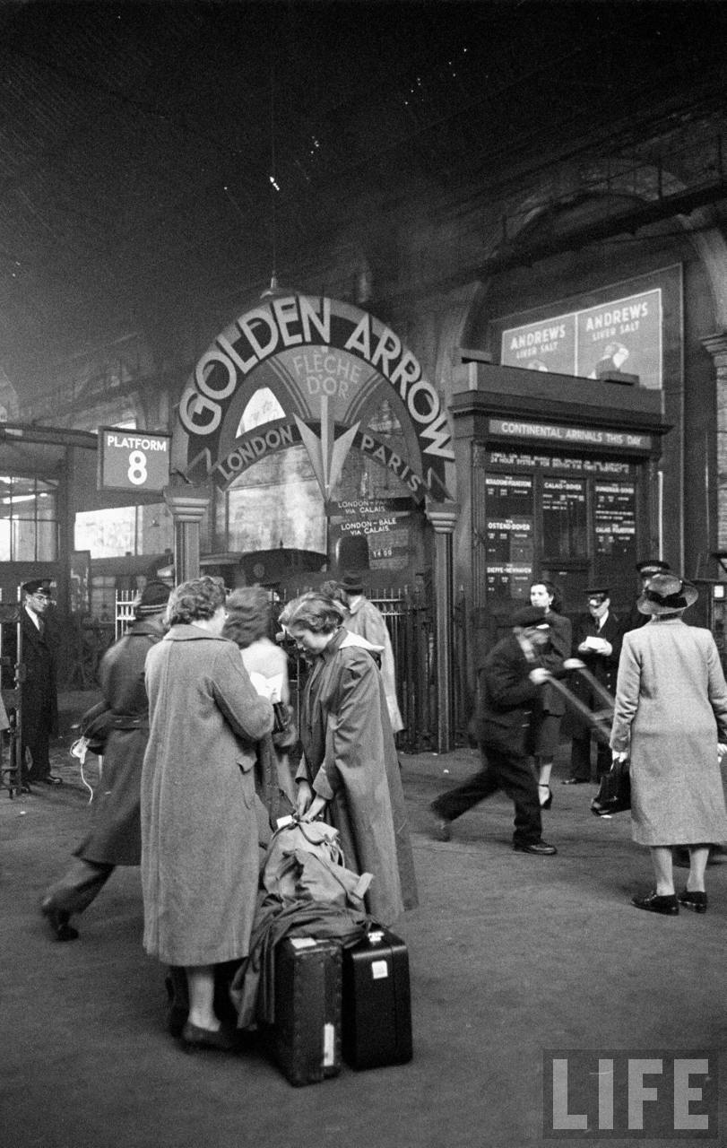 Victoria Station, vertrekspoor van boottreinen zoals de Golden Arrow | Foto: Jack Birns, 1950