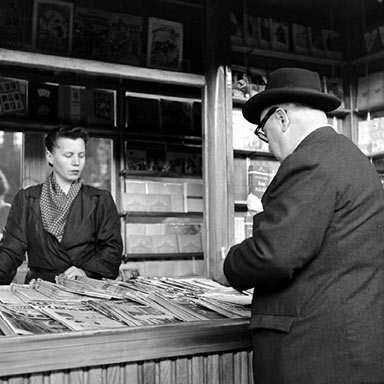 Lectuurkiosk in Domodossola | Foto: Jack Birns, 1950