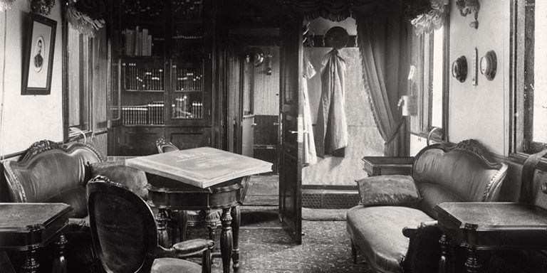 Salonijtuig met bibliotheek, ca. 1900 | Fotograaf en herkomst onbekend