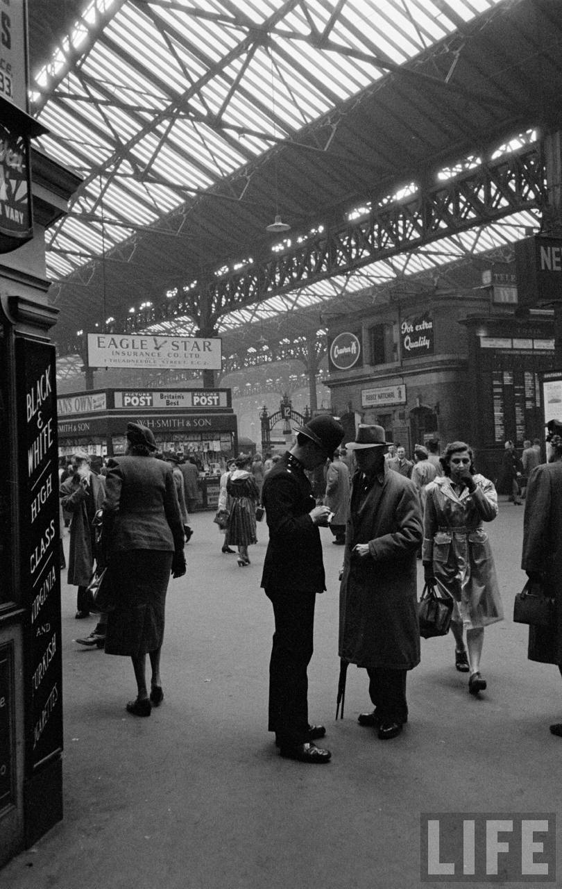 Victoria Station, westelijke hal | Foto: Jack Birns, 1950