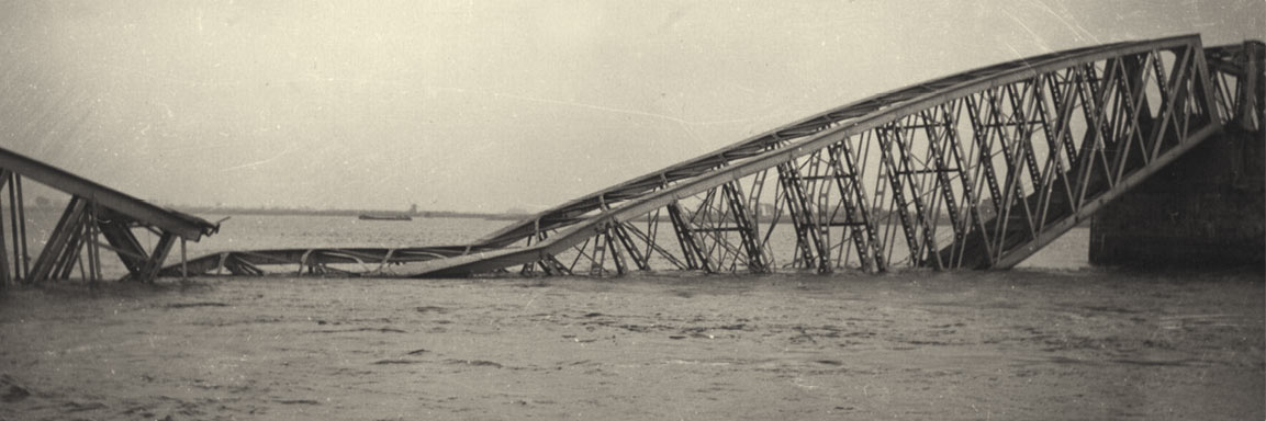 Vernielde Moerdijkbrug, 1945 | Fotograaf onbekend