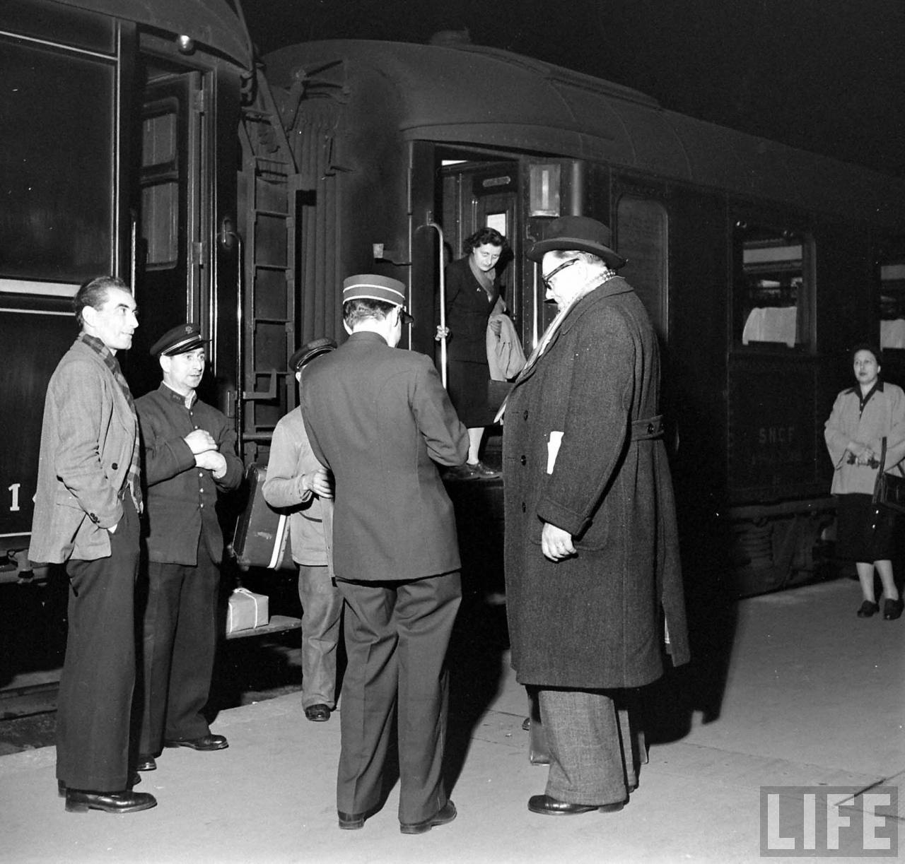 Passagiers stappen in op Gare de Lyon | Foto: Jack Birns, 1950