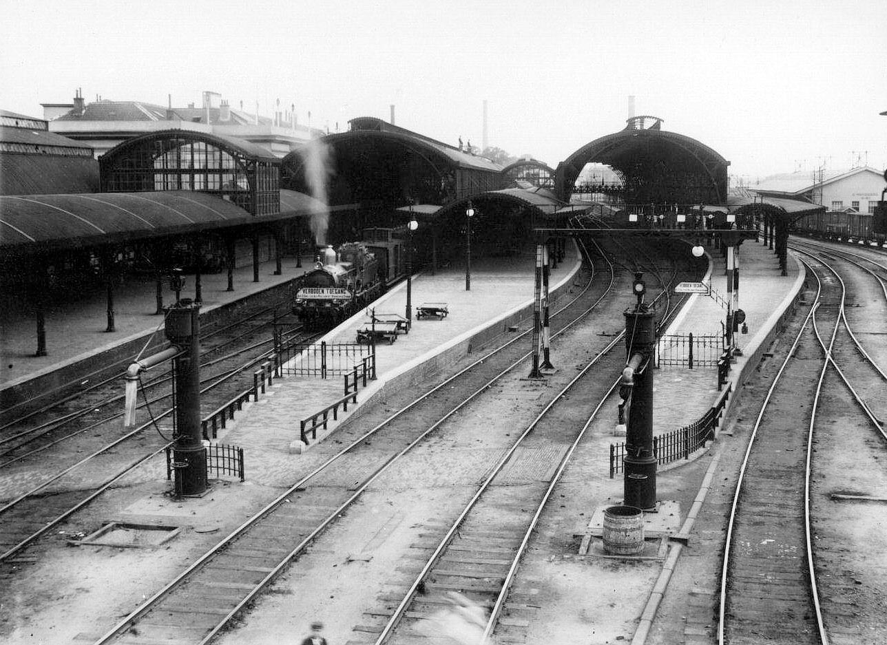 De perrons van Utrecht Centraal, ca. 1910-1920 | Fotograaf onbekend