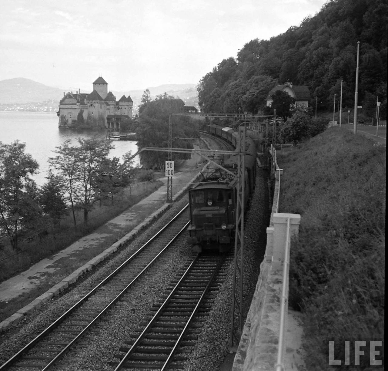 Trein met SBB Ae 4/7-locomotief bij Chillon | Foto: Jack Birns, 1950