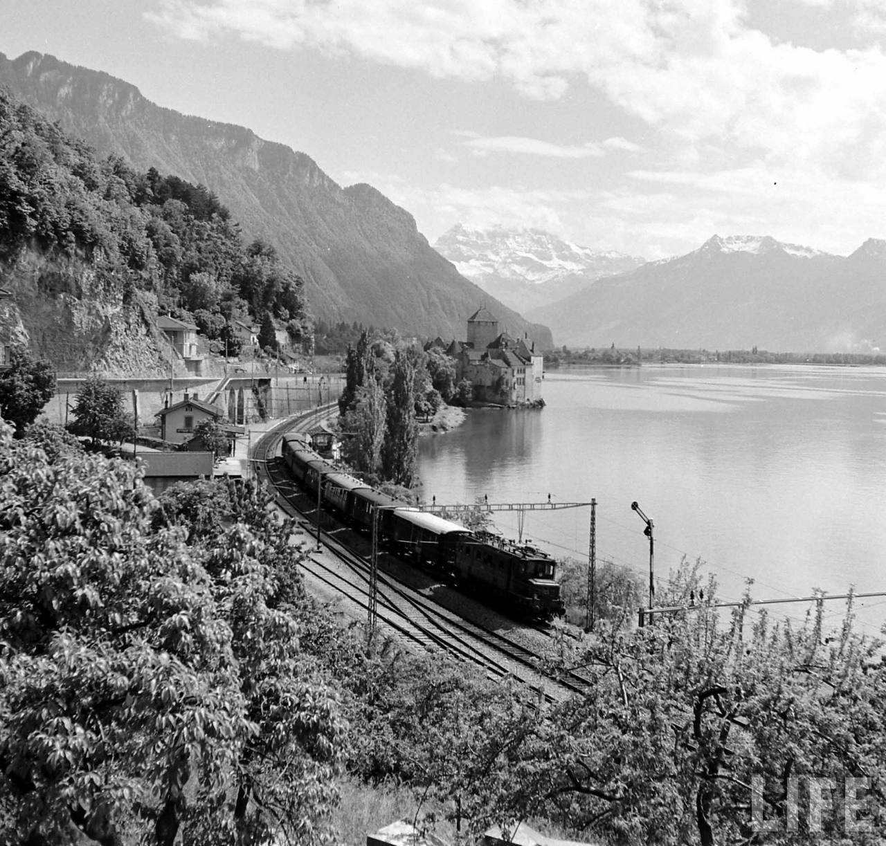 Trein passeert kasteel Chillon bij Montreux | Foto: Jack Birns, 1950
