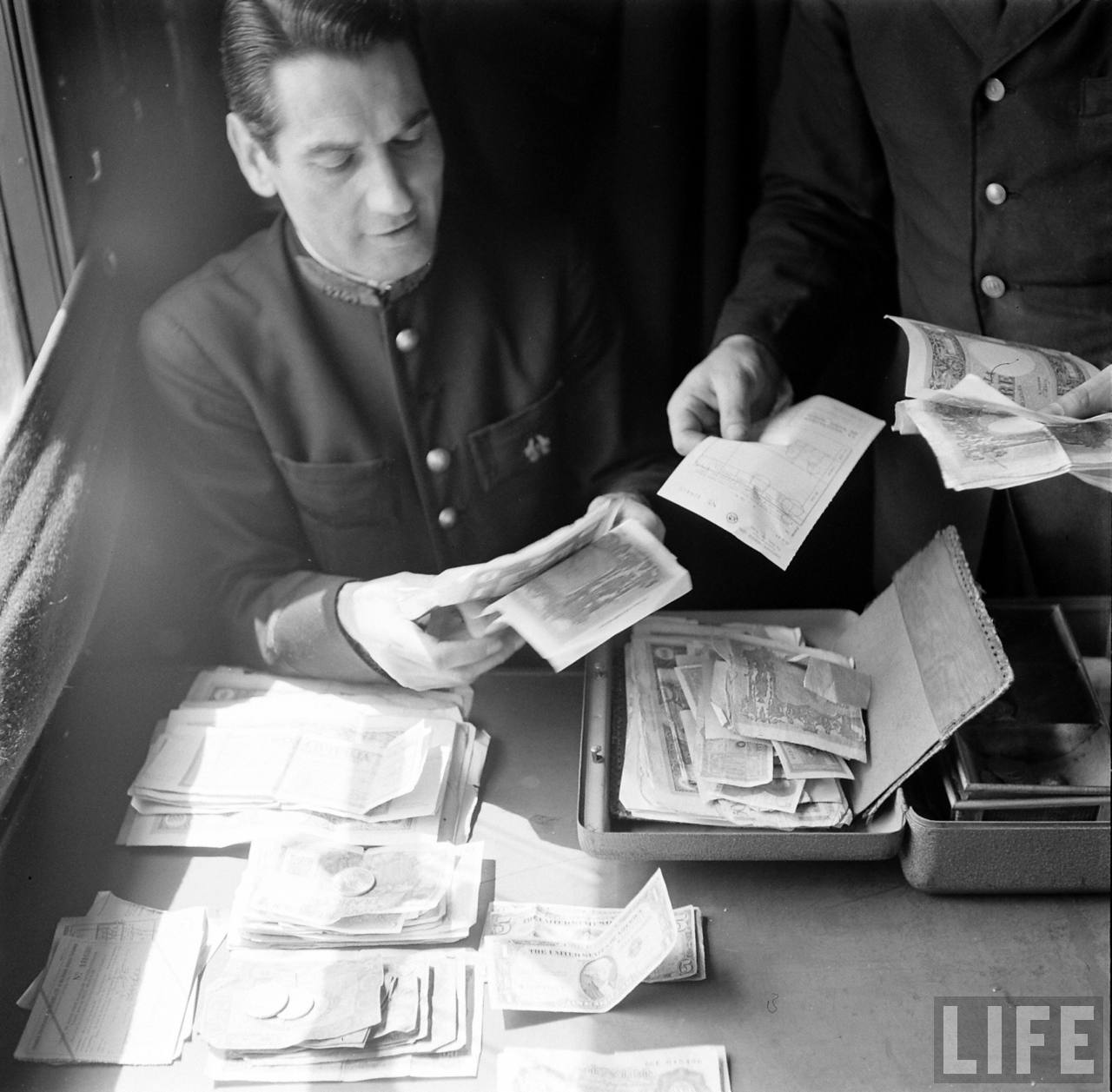 Valuta tellen in het restauratierijtuig | Foto: Jack Birns, 1950