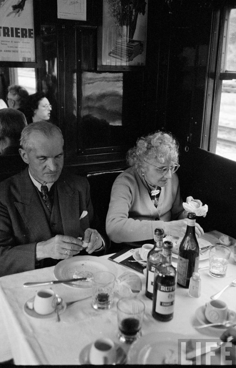 Echtpaar in restauratierijtuig | Foto: Jack Birns, 1950