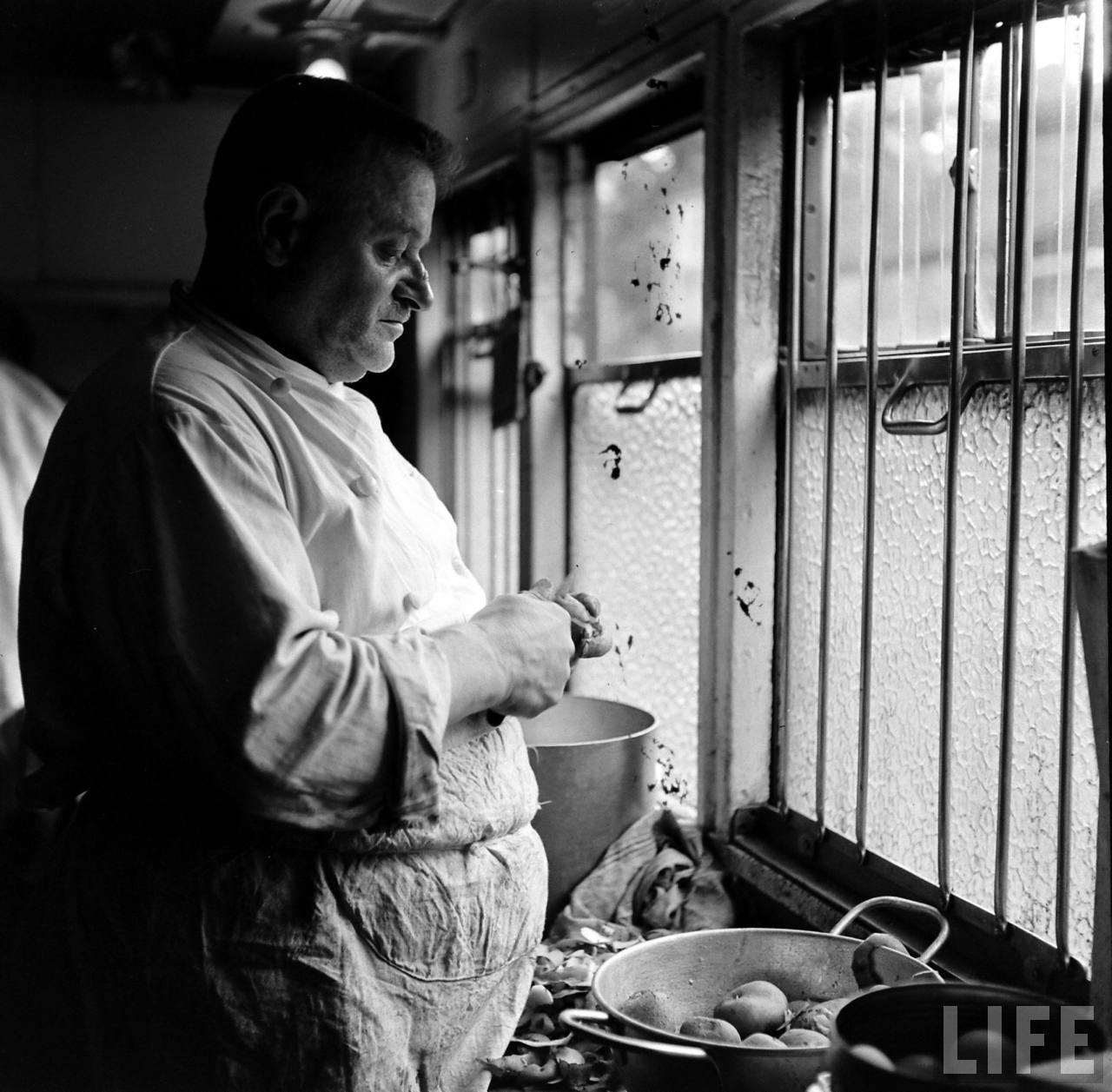 Kok in keuken restauratierijtuig | Foto: Jack Birns, 1950