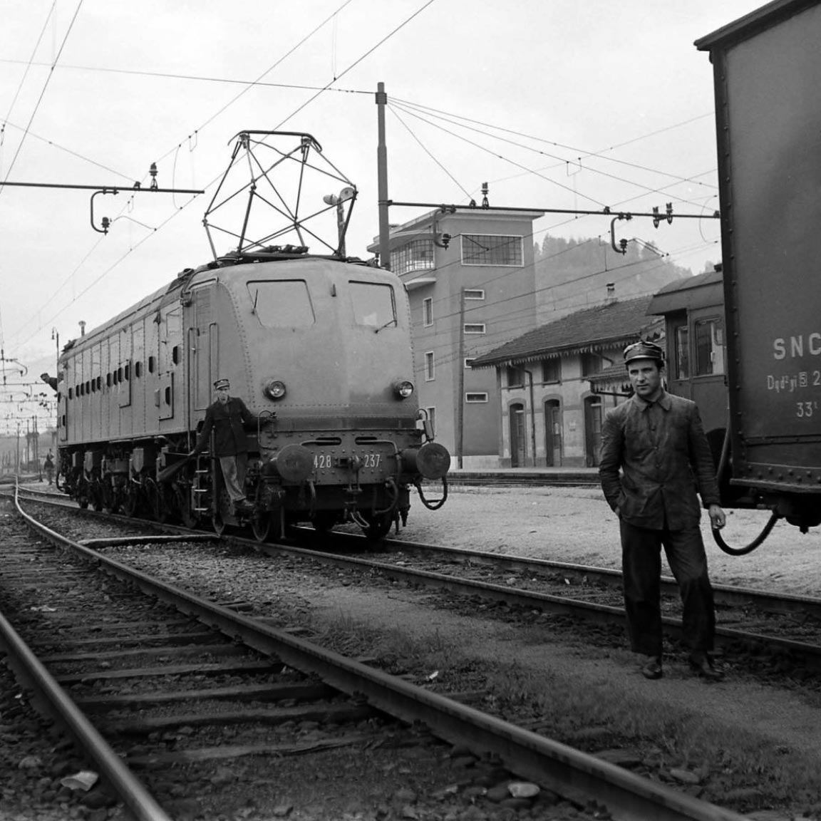 E.428-locomotief in Domodossola | Foto: Jack Birns, 1950