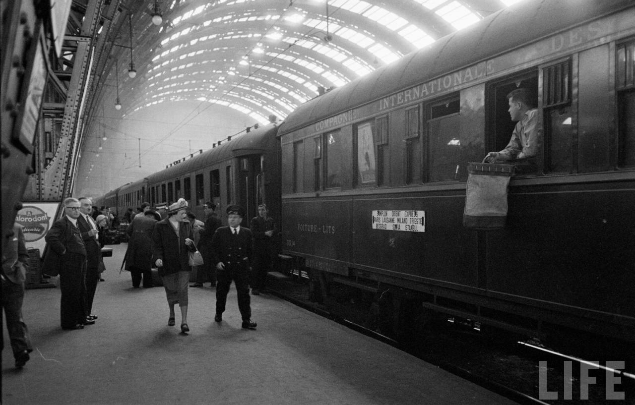 Station Milaan, in treinraam koerier Bill Croasdale | Foto: Jack Birns, 1950