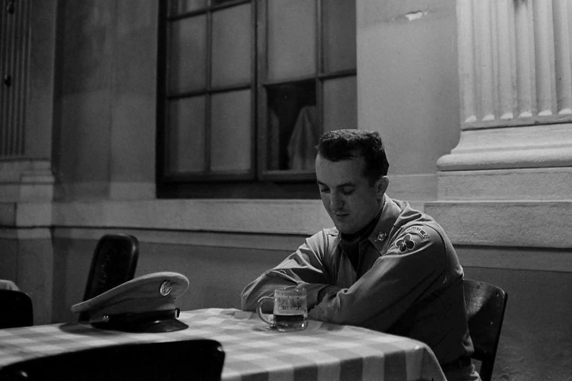 Amerikaanse militair, stationsrestaurant Triëst | Foto: Jack Birns, 1950