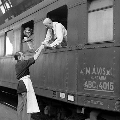 Hongaars rijtuig op station Milaan | Foto: Jack Birns, 1950