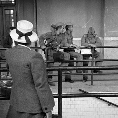 Militairen op station Zagreb | Foto: Jack Birns, 1950