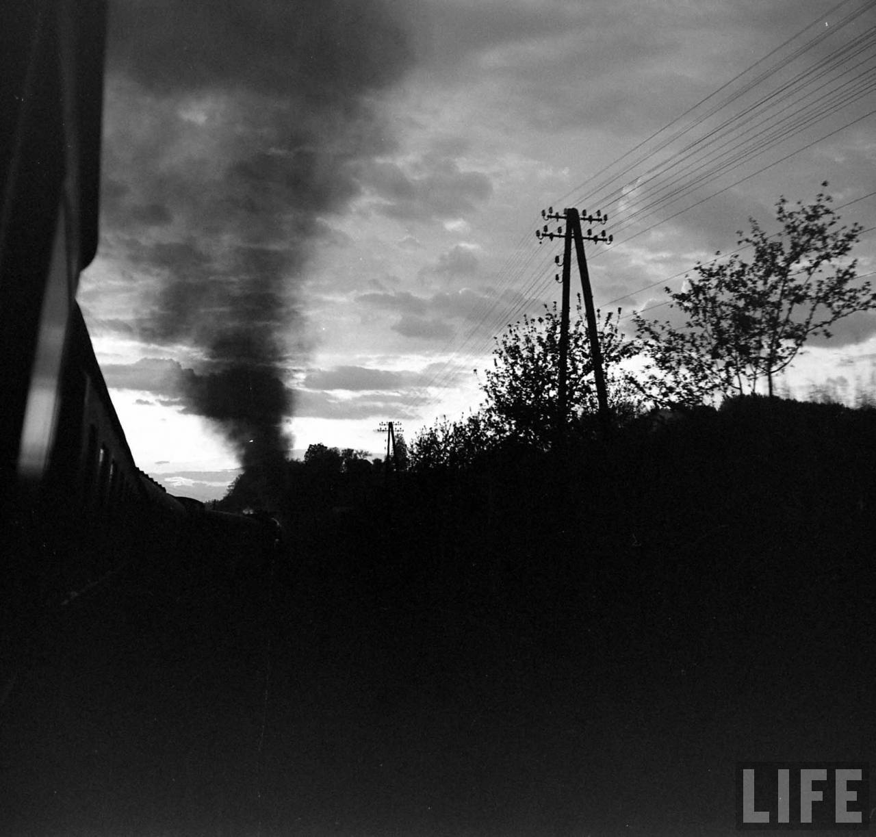 Trein in de avond, Slovenië | Foto: Jack Birns, 1950