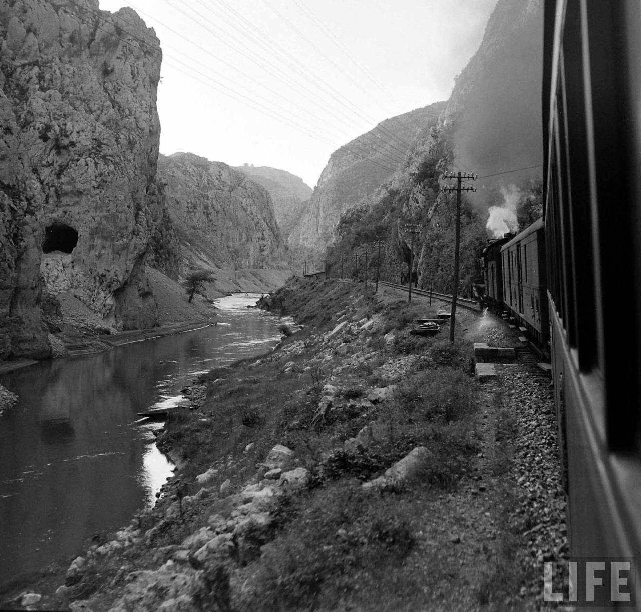 Trein door de Sićevokloof | Foto: Jack Birns, 1950