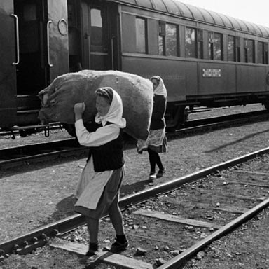 Vrouw op station Dimitrovgrad | Foto: Jack Birns, 1950