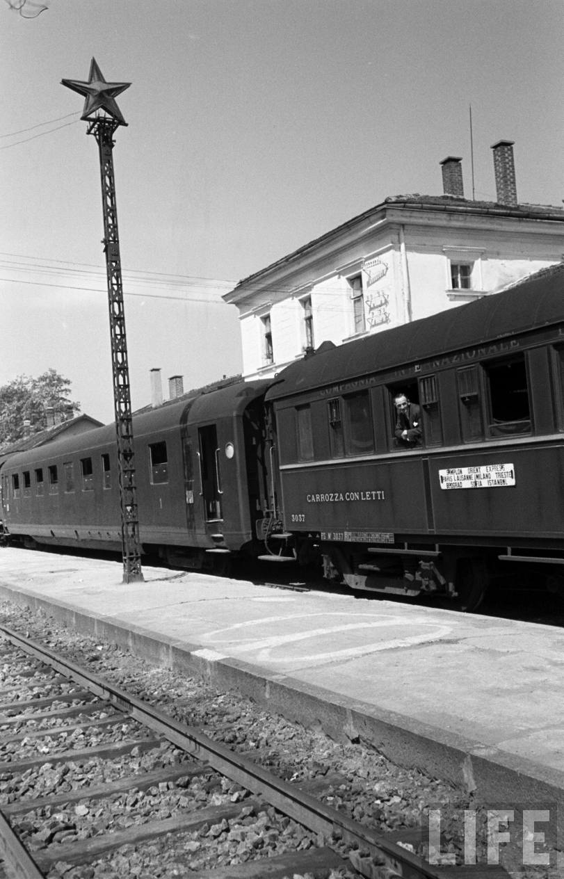 Simplon Orient-Express op station Dimitrovgrad | Foto: Jack Birns, 1950