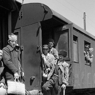 Rijtuig op station Dimitrovgrad | Foto: Jack Birns, 1950