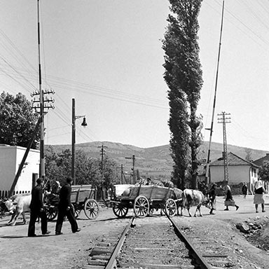 Spoorwegovergang in Dimitrovgrad | Foto: Jack Birns, 1950