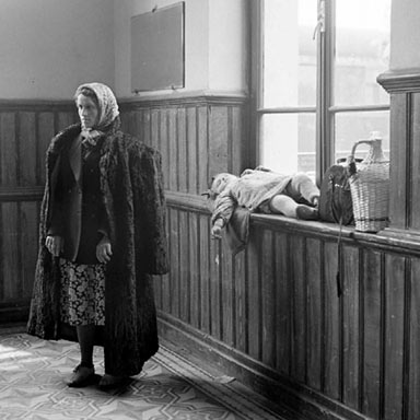 Turkse vrouw met kind op station Edirne | Foto: Jack Birns, 1950