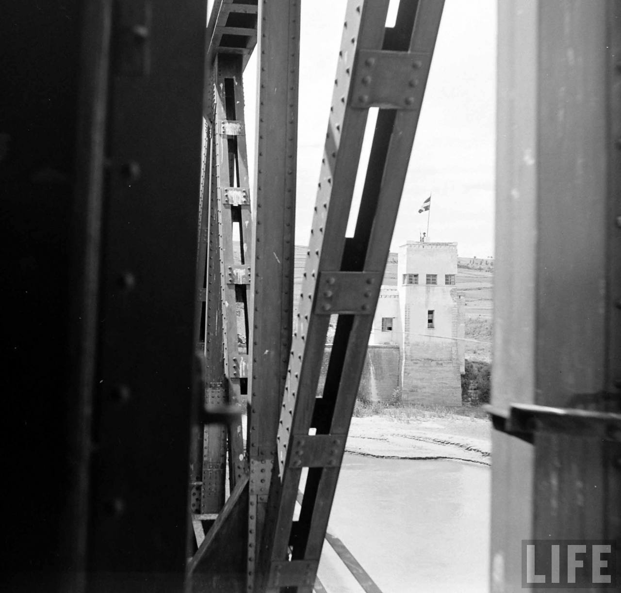 Brug over de Maritsa, Pythion-Uzunköprü | Foto: Jack Birns, 1950