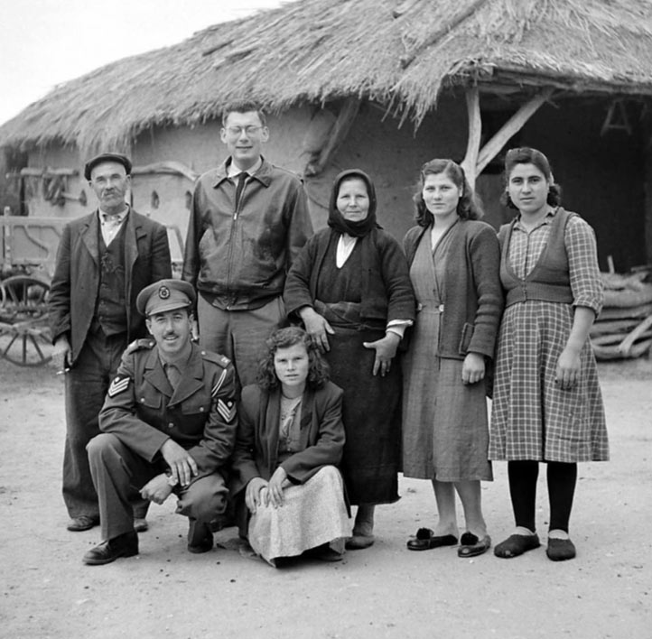 Griekse grenswachter met familie en Roy Rowan | Foto: Jack Birns, 1950