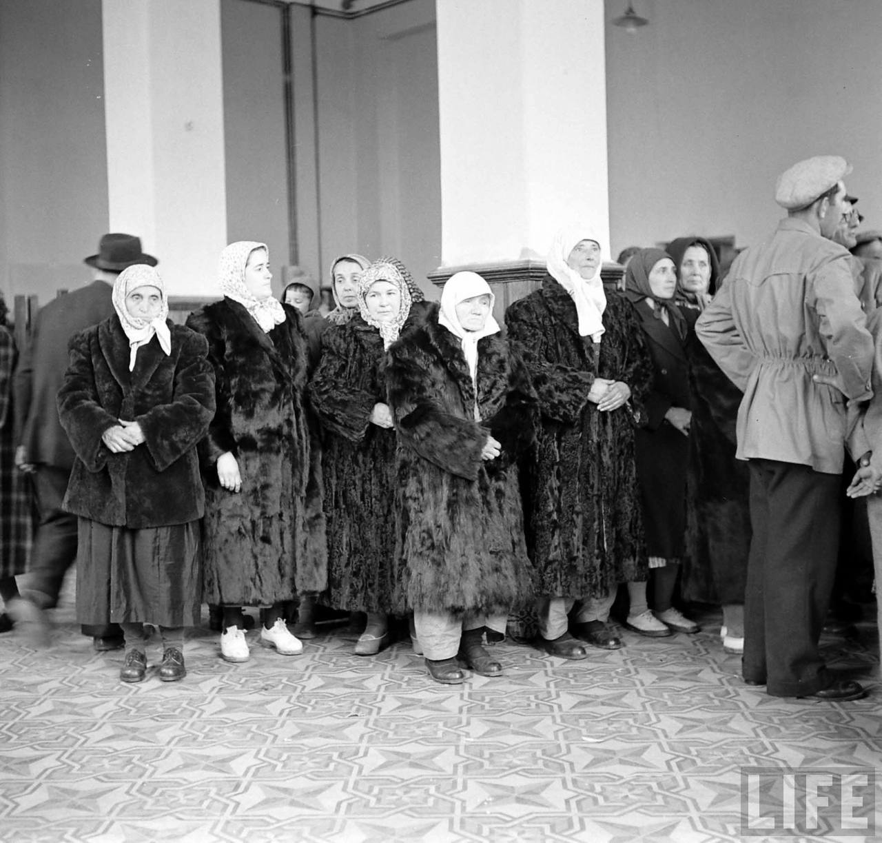 Turkse vrouwen op station Edirne | Foto: Jack Birns, 1950
