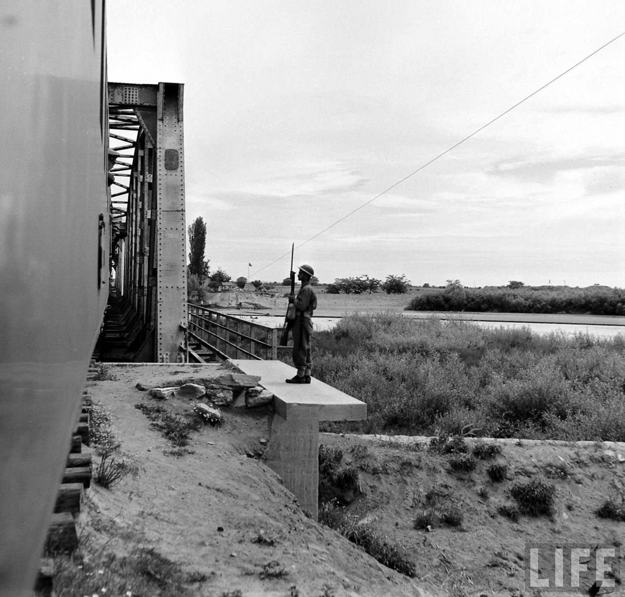 Griekse-Turkse grensbrug bij Pythion | Foto: Jack Birns, 1950