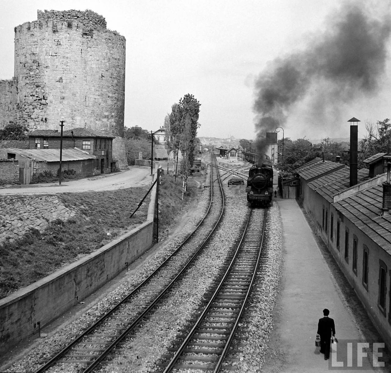 Spoorlijn bij Yedikule | Foto: Jack Birns, 1950