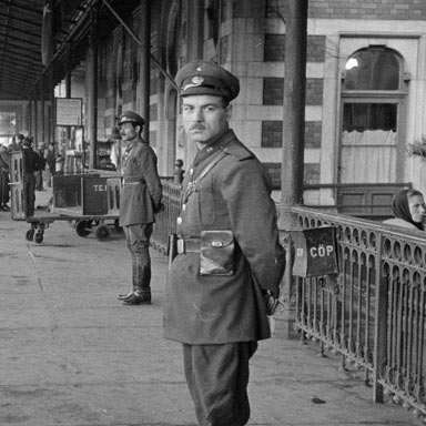 Soldaten op het Sirkeci-station | Foto: Jack Birns, 1950