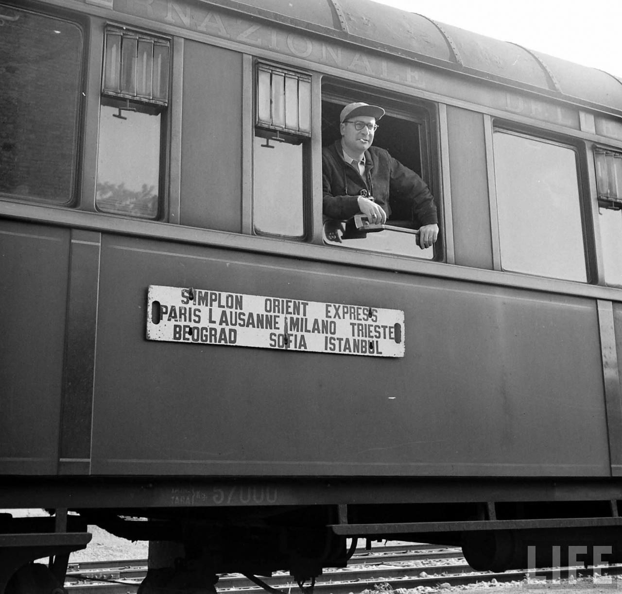 Jack Birns in the Simplon Orient Express | Photo: Roy Rowan, 1950