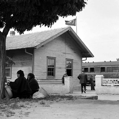 Picknick bij station Uzunköprü | Foto: Jack Birns, 1950