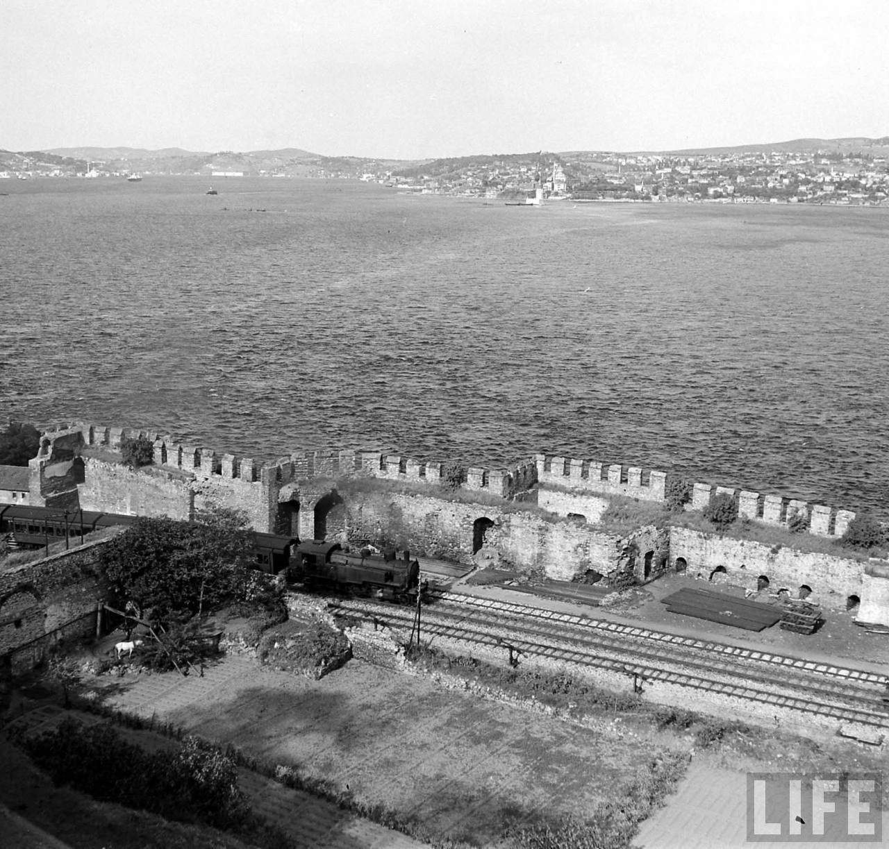Spoorlijn achter zeemuur Zee van Marmara | Foto: Jack Birns, 1950