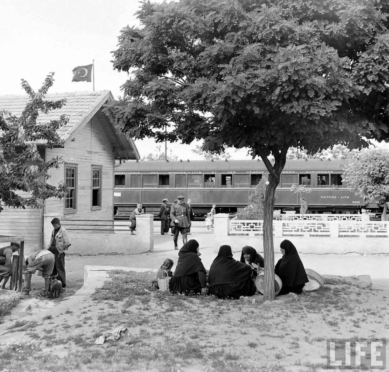 Turkish women at Uzunköprü station | Photo: Jack Birns, 1950