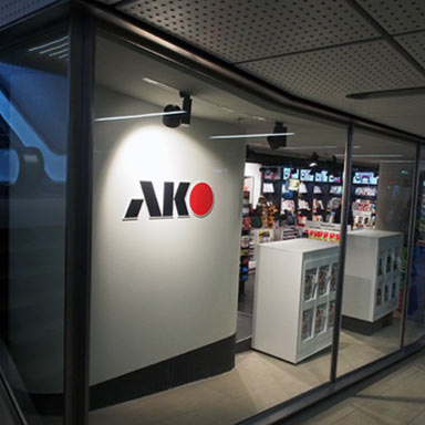 AKO-winkel, middengang Amsterdam Centraal | Foto: Arjan den Boer, 2014