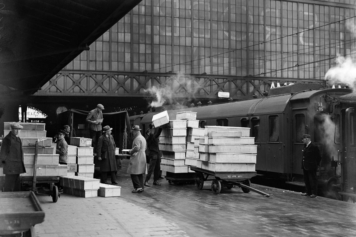 Bloementransport op Amsterdam CS, 1932 | Foto: Willem van de Poll/Nationaal Archief CC-BY-SA