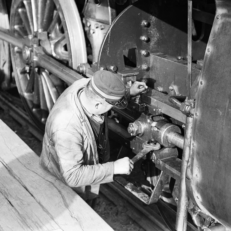 Monteur in de locomotiefloods, Amsterdam 1932 | Foto: Willem van de Poll/Nationaal Archief CC-BY-SA