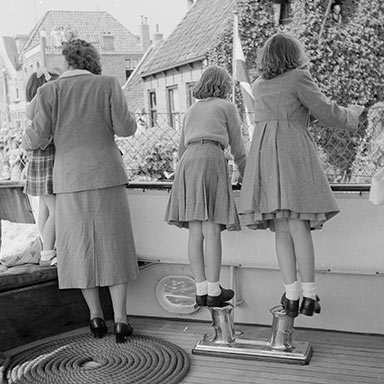 Prinses Juliana met prinsesjes op het koninklijk jacht, 1947 | Foto: Willem van de Poll/Nationaal Archief CC-BY-SA