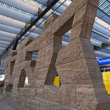 Sculptuur van J.H. Baas herplaatst in het nieuwe Rotterdam Centraal | Foto: Arjan den Boer