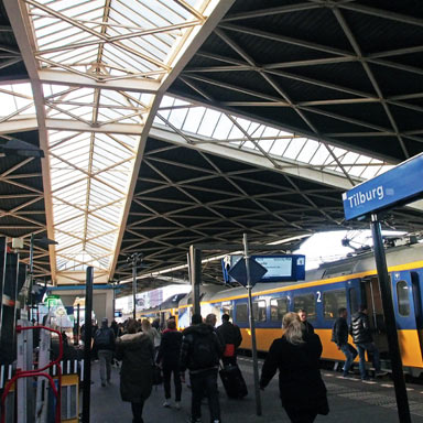 Station Tilburg onder de overkapping | Foto: Arjan den Boer