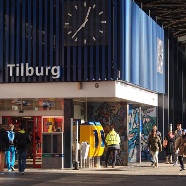 Ingang van station Tilburg | Foto: Arjan den Boer