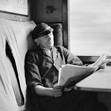 Stoker leest de krant, 1938 | Foto: Willem van de Poll/Nationaal Archief CC-BY-SA