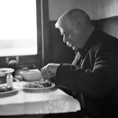 Machinist nuttigt maaltijd, 1938 | Foto: Willem van de Poll/Nationaal Archief CC-BY-SA