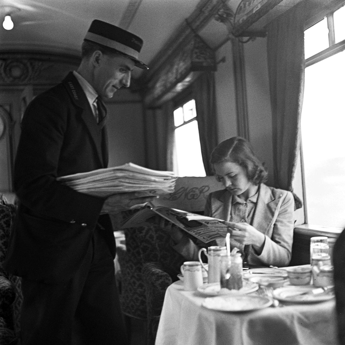 In het restaurant van de Flying Scotsman, 1938 | Foto: Willem van de Poll/Nationaal Archief CC-BY-SA