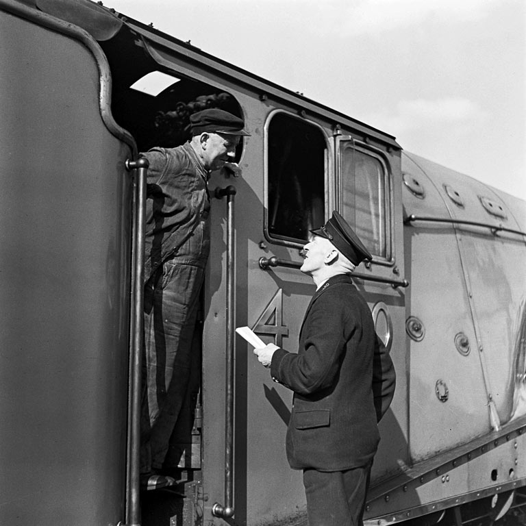 Treinpersoneel bij locomotief 4490 'Empire of India', 1938 | Foto: Willem van de Poll/Nationaal Archief CC-BY-SA