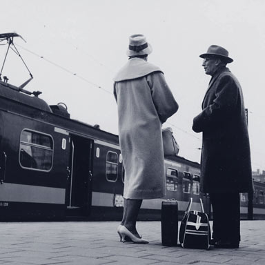 Passagiers bij Beneluxtrein, 1960 | Foto: Lex Hessels/NS (Spoorwegmuseum)