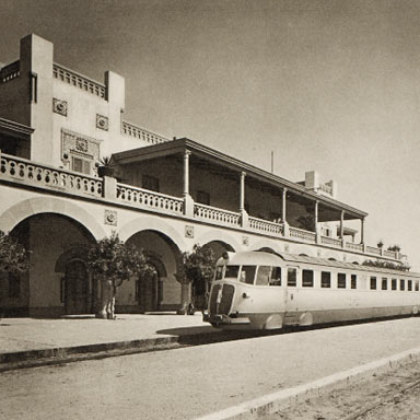 Littorina bij station Tripoli, Libië, ca. 1938 | Uit: Fiat produzione ferroviaria, 1942 (Wolfsonian-FIU Library)