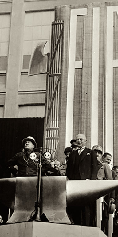 Mussolini bezoekt Fiat in Turijn (rechts Agnelli), 1932 | Fotograaf onbekend