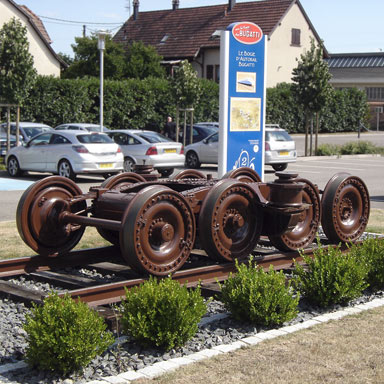 Draaistel van Autorial Bugatti als monument in Molsheim | Foto: harry_nl/Panoramio