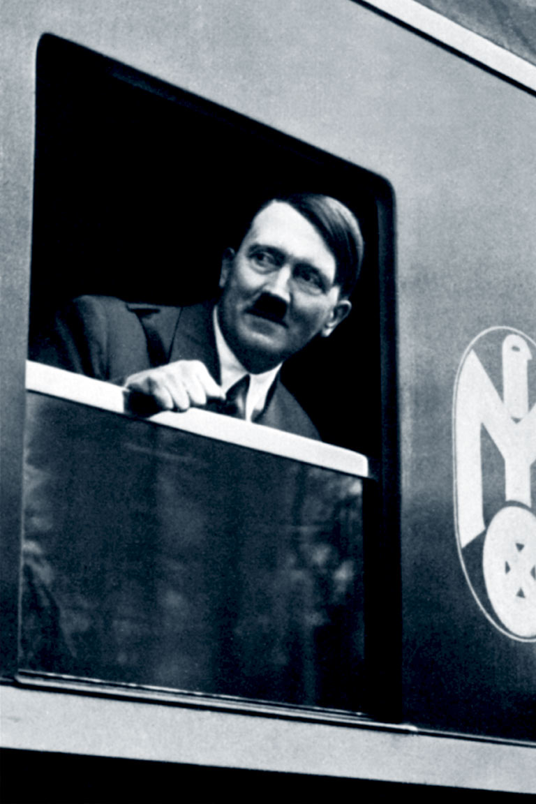 Adolf Hitler in een Mitropa-rijtuig, 1933 | Interfoto
